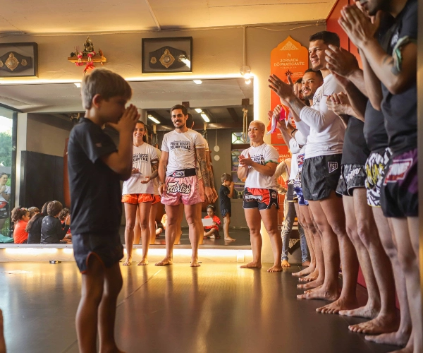 Crianças praticando Muaythai no Templo Fai